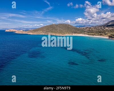 Vue aérienne sur une journée ensoleillée et lumineuse de la turquoise Mer Méditerranée à la plage de Bodri dans la région de Balagne Corse Banque D'Images