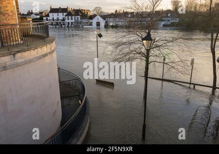 Inondations à Staines-upon-Thames, Surrey (Royaume-Uni), lorsque la Tamise a éclaté sur ses rives en 2014. Banque D'Images