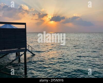 Magnifique lever du soleil avec la mer de Laccadive aux Maldives. Lever de soleil nuageux dans le complexe des Maldives. Banque D'Images