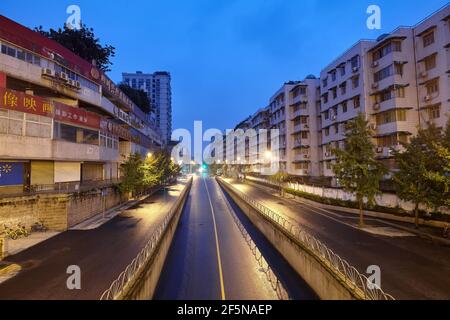 Chengdu, Chine - 29 septembre 2017 : rue vide de Chengdu à l'aube. Banque D'Images