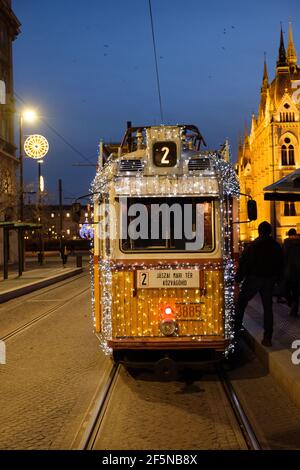 Tramways de Noël de Budapest illuminés la nuit dans le centre de Budapest, Hongrie Banque D'Images