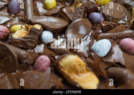 Maison pâtisserie Pâques concept. Brownie avec barres de chocolat, mini œufs de pâques et biscuits cuits. Gâteau maison au chocolat Banque D'Images