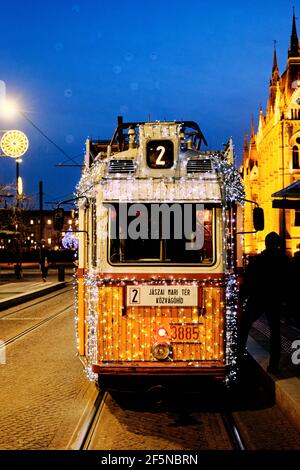 Tramways de Noël de Budapest illuminés la nuit dans le centre de Budapest, Hongrie Banque D'Images