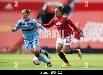 Lauren James de Manchester United (à droite) et Gilly Flaherty de West Ham United lors du match de la Super League des femmes de la FA à Old Trafford, Manchester. Date de la photo: Samedi 27 mars 2021. Banque D'Images