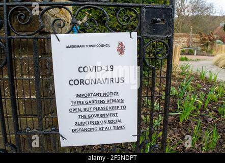 Old Amersham, Buckinghamshire, Royaume-Uni. 27 mars 2021. C'était une matinée chargée dans Old Amersham aujourd'hui, car les gens étaient dehors pour profiter du temps chaud et faire la queue pour prendre des cafés tandis que d'autres ont apprécié les couleurs des fleurs du printemps dans les jardins Old Amersham Memorial Gardens. Certaines des restrictions de verrouillage de Covid-19 seront levées de lundi la semaine prochaine, ce qui provoque l'alarme pour beaucoup car ils craignent que le nombre de cas de Covid-19 augmente à nouveau en conséquence. Crédit : Maureen McLean/Alay Live News Banque D'Images