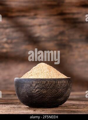 Poudre de racine de maca biologique dans un bol en bois - Lepidium meyenii Banque D'Images