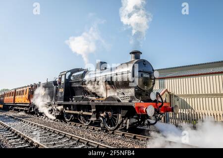 BR 'Q' 0-6-0 No. 30541 part de la gare de Sheffield Park sur le chemin de fer Bluebell, West Sussex Banque D'Images