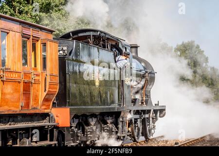 BR 'Q' 0-6-0 No. 30541 part de la gare de Sheffield Park sur le chemin de fer Bluebell, West Sussex Banque D'Images