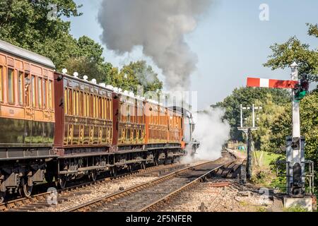 BR 'Q' 0-6-0 No. 30541 part de la gare de Sheffield Park sur le chemin de fer Bluebell, West Sussex Banque D'Images