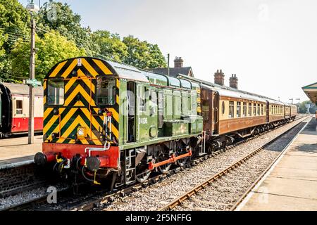 BR Shunter classe 09 N° D4106 avec un train Pullman, gare de Horsted Keynes sur le chemin de fer Bluebell, West Sussex Banque D'Images