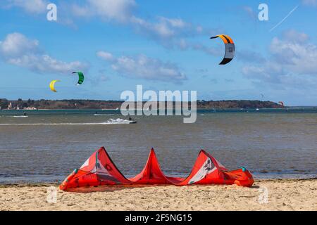 Sandbanks, Poole, Dorset Royaume-Uni. 27 mars 2021. Météo au Royaume-Uni : les intervalles ensoleillés et les conditions de brise font le temps idéal pour les surfeurs de cerf-volant et les surfeurs d'aile à Sandbanks. Crédit : Carolyn Jenkins/Alay Live News Banque D'Images