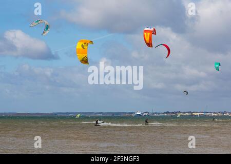 Sandbanks, Poole, Dorset Royaume-Uni. 27 mars 2021. Météo au Royaume-Uni : les intervalles ensoleillés et les conditions de brise font le temps idéal pour les surfeurs de cerf-volant et les surfeurs d'aile à Sandbanks. Crédit : Carolyn Jenkins/Alay Live News Banque D'Images