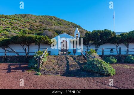 Vue sur l'église Ermita de nuestra senora de los reyes située sur l'île d'El Hierro aux îles Canaries, en Espagne. Banque D'Images