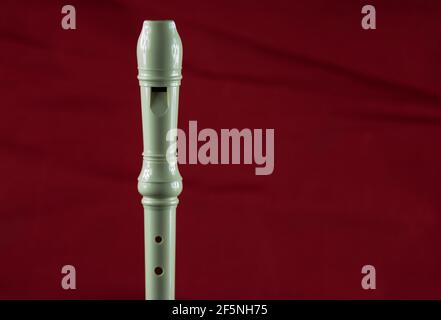 Instrument de musique enregistreur isolé sur fond rouge tacheté Banque D'Images