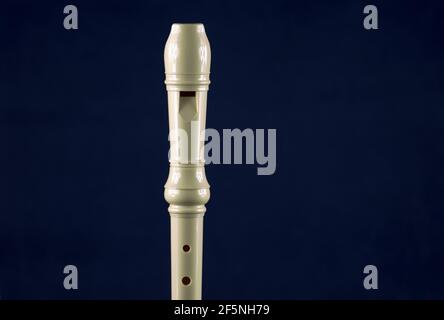 Enregistreur instrument de musique isolé sur fond bleu Banque D'Images