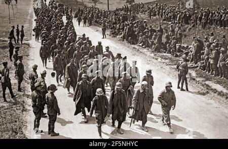 Août 1918, et les prisonniers de guerre allemands marchent près d'Amien, dans le nord de la France, pendant les phases de clôture de la première Guerre mondiale. Banque D'Images