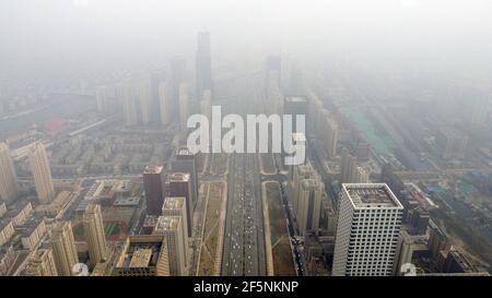 Tianjin. 27 mars 2021. La photo aérienne prise le 27 mars 2021 montre des buidings enveloppés de brouillard à Tianjin, dans le nord de la Chine. Credit: Zhao Zishuo/Xinhua/Alay Live News Banque D'Images