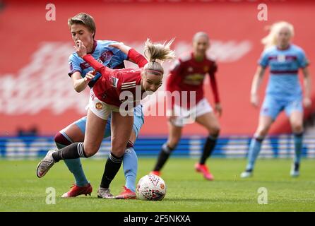 Jackie Groenen (avant) de Manchester United et Dagny Brynjarsdottir de West Ham United se battent pour le ballon lors du match de la Super League FA pour femmes à Old Trafford, Manchester. Date de la photo: Samedi 27 mars 2021. Banque D'Images