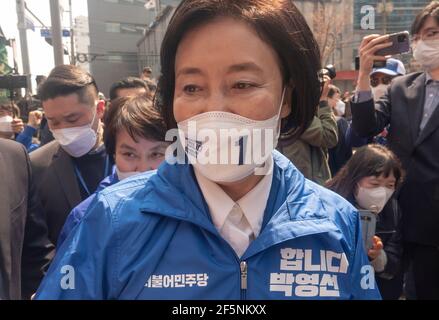 Séoul, Corée du Sud. 25 mars 2021. Park Young-Sun (C), candidate à la mairie du parti démocrate au pouvoir en Corée du Sud, arrive pour son rallye de campagne. L'élection partielle mayonnaise à Séoul aura lieu le 7 avril 2021. (Photo de Jaewon Lee/SOPA Images/Sipa USA) crédit: SIPA USA/Alay Live News Banque D'Images