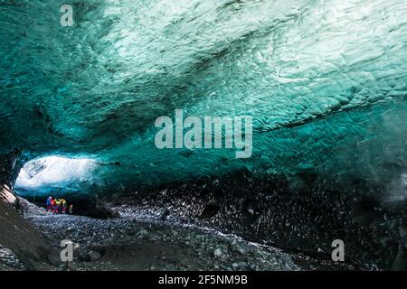 Belle grotte de glace Sapphire dans le glacier de Breidamerkurjokull à Vatnajokull National stationnement Banque D'Images