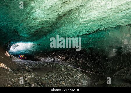 Belle grotte de glace Sapphire dans le glacier de Breidamerkurjokull à Vatnajokull National stationnement Banque D'Images