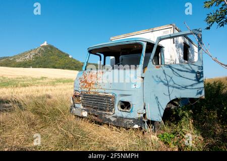 Vieux camion abandonné et rouillé a fait naufrage sur le bord d'un champ, une Avia A-15 République tchèque des années 1980, déposée sous le château de Devicky Divci Hrady Banque D'Images