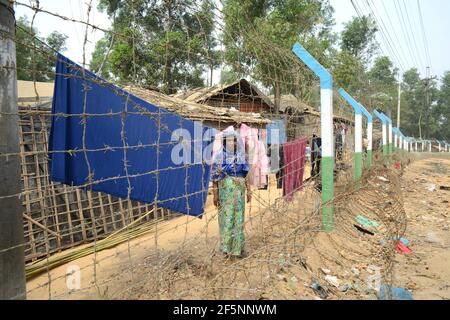 Le Bangladesh défend l'utilisation des clôtures après le feu mortel du camp de Rohingya au camp de réfugiés d'Ukhia rohingya, à Cox'x Bazar, au Bangladesh. Humanitaria internationale Banque D'Images