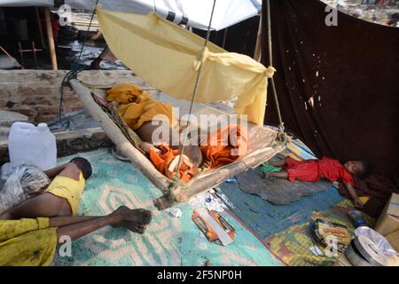 Des enfants sont vus à l'intérieur d'une tente improvisée dans des abris temporaires mis en place pour les réfugiés Rohingya déplacés des jours après un incendie dans un camp de réfugiés d'Ukhia, Banque D'Images