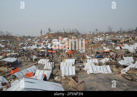 Un point de vue général montre des abris temporaires mis en place pour les réfugiés Rohingya déplacés des jours après un incendie dans un camp de réfugiés d'Ukhia, dans le sud-est de Cox Banque D'Images