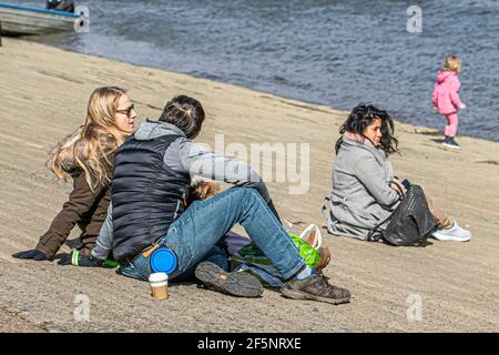 PUTNEY LONDON, ROYAUME-UNI, 27 MARS 2021. Les gens qui profitent du soleil printanier sur le bord de la rivière Putney avant la levée des restrictions de confinement avec des températures qui devraient monter à 24°C la semaine prochaine. Le lundi 29 mars, le gouvernement mettra fin au conseil « Stay at Home », car les gens seront autorisés à se réunir dans le cadre de la « règle des six », y compris pour jouer aux sports de plein air.Credit amer ghazzal/Alay Live News Banque D'Images