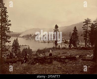 Vue de Gleenbrook sic Bay, lac Tahoe, montrant Saw Mills, Breakwater et Steamers de Carson et Tahoe Lumber and Flume Co., également Lake Terminus de Lake Tahoe, N.G.R.R.. Carleton Watkins (américain, 1829 - 1916) Banque D'Images