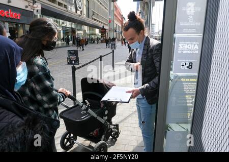 L'illustration montre de nouvelles mesures dans un magasin car un rendez-vous est requis, samedi 27 mars 2021 à Bruxelles. A partir d'aujourd'hui, les magasins non essentiels doivent c Banque D'Images