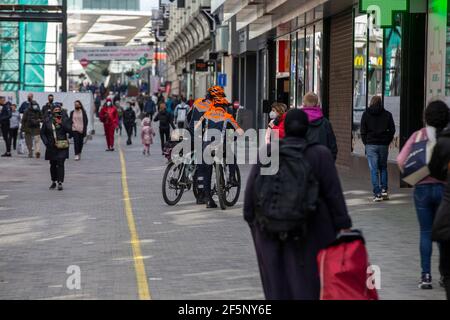 L'illustration montre les gens dans une rue commerciale et les policiers car il y a de nouvelles mesures pour les magasins comme un rendez-vous est requis, samedi 27 Ma Banque D'Images