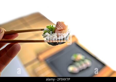 Délicieux repas - sushis japonais traditionnels au poisson Banque D'Images