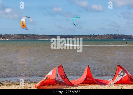 Sandbanks, Poole, Dorset Royaume-Uni. 27 mars 2021. Météo au Royaume-Uni : les intervalles ensoleillés et les conditions de brise font le temps idéal pour les surfeurs de cerf-volant et les surfeurs d'aile à Sandbanks. Crédit : Carolyn Jenkins/Alay Live News Banque D'Images