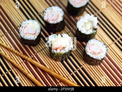 délicieux petits pains à sushis frais, délicieux et sains poisson Banque D'Images