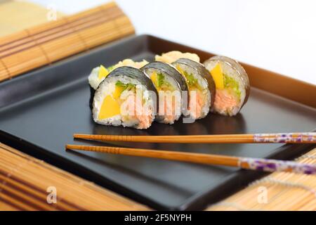 délicieux sushi à base de poisson frais, délicieux et sain préparé à la maison Banque D'Images
