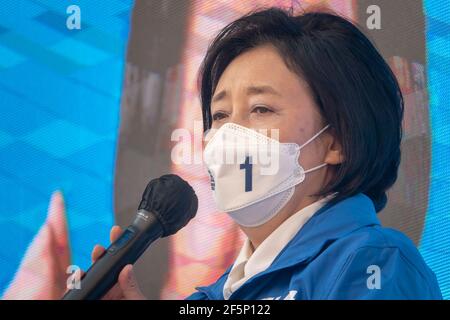 Séoul, Corée du Sud. 25 mars 2021. Park Young-Sun, le candidat mayonnaise du parti démocrate au pouvoir en Corée du Sud, parle lors d'un rallye de campagne. L'élection partielle mayonnaise à Séoul aura lieu le 7 avril 2021. Crédit : SOPA Images Limited/Alamy Live News Banque D'Images