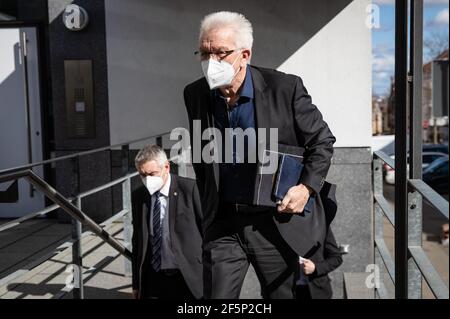 Stuttgart, Allemagne. 27 mars 2021. Winfried Kretschmann (Bündnis 90/Die Grünen), ministre-président du Bade-Wurtemberg, arrive à la maison des architectes pour le troisième cycle de pourparlers exploratoires avec les Verts et le SPD. Credit: Christoph Schmidt/dpa/Alay Live News Banque D'Images