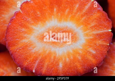 Gros plan d'une fraise en tranches de ​​red. Macro photographie de fruits. Banque D'Images