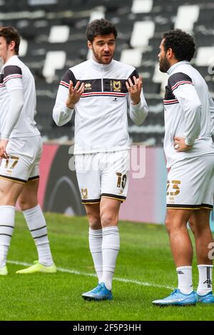 MILTON KEYNES, ROYAUME-UNI. 27 MARS : les dons de Milton Keynes Charlie Brown se réchauffe avant le match de la Ligue 1 du pari du ciel entre les dons de MK et les Rovers de Doncaster au stade MK, Milton Keynes, le samedi 27 mars 2021. (Credit: John Cripps | MI News) Credit: MI News & Sport /Alay Live News Banque D'Images
