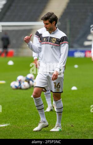 MILTON KEYNES, ROYAUME-UNI. 27 MARS : le capitaine Andrew Surman de Milton Keynes se réchauffe avant le match de la Ligue 1 de pari du ciel entre les Dons MK et les Doncaster Rovers au stade MK, Milton Keynes, le samedi 27 mars 2021. (Credit: John Cripps | MI News) Credit: MI News & Sport /Alay Live News Banque D'Images