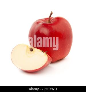 Une pomme rouge entière et coupée en tranches sur un fond blanc. Banque D'Images