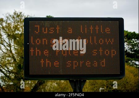 Aylesbury, Buckinghamshire, Royaume-Uni. 27 mars 2021. Un peu plus de suivre les règles arrêter le signe de LED de propagation. Le dernier week-end, avant que certaines des mesures de confinement de Covid-19 ne soient assouplies, il y a encore beaucoup de rappels de la dernière année de la pandémie du coronavirus. Certaines des restrictions de verrouillage de Covid-19 seront levées de lundi la semaine prochaine, ce qui cause l'alarme à beaucoup car ils craignent que le nombre de cas de Covid-19 augmente à nouveau en raison de la règle de six retours. Crédit : Maureen McLean/Alay Live News Banque D'Images