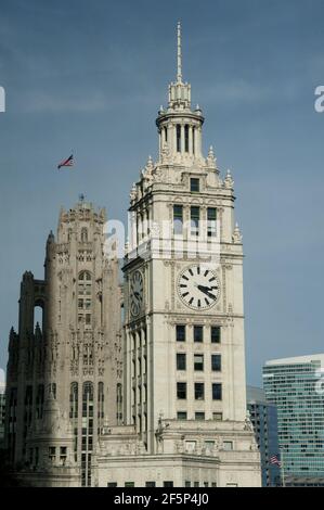 La Tour Tribune sur la gauche et le Wrigley Building sur la droite dans le centre-ville de Chicago ; Illinois Banque D'Images