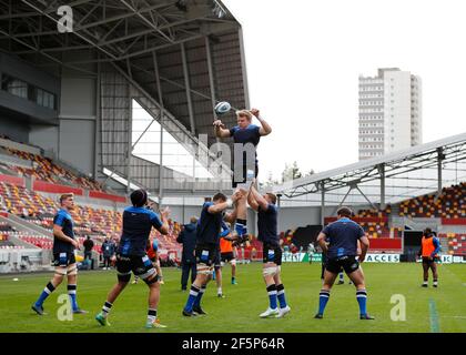 Londres, Royaume-Uni. 27 mars 2021. Brentford Community Stadium, Londres, Royaume-Uni. 27 mars 2021. Gallagher Premiership Rugby, London Irish versus Bath; les joueurs de bain pratiquant leurs gammes pendant l'échauffement crédit: Action plus Sports/Alay Live News crédit: Action plus Sports Images/Alay Live News Banque D'Images