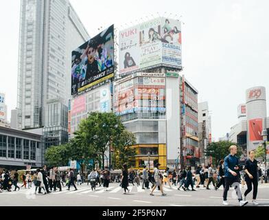 Shibuya, Tokyo, Japon - traversée de brouet de Shibuya. De nombreuses personnes traversent la route dans l'une des régions les plus achalandées du monde. Banque D'Images