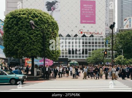 Shibuya, Tokyo, Japon - beaucoup de gens attendent le feu à Shibuya Scramble Crossing. Il y a beaucoup de monde et plein de panneaux publicitaires. Banque D'Images