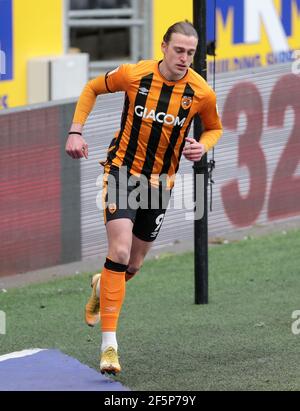 Tom Eaves, de Hull City, célèbre le premier but de son équipe lors du match Sky Bet League One au KCOM Stadium, à Kingston, sur Hull. Date de la photo: Samedi 27 mars 2021. Banque D'Images