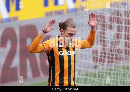 Tom Eaves, de Hull City, célèbre le premier but de son équipe lors du match Sky Bet League One au KCOM Stadium, à Kingston, sur Hull. Date de la photo: Samedi 27 mars 2021. Banque D'Images